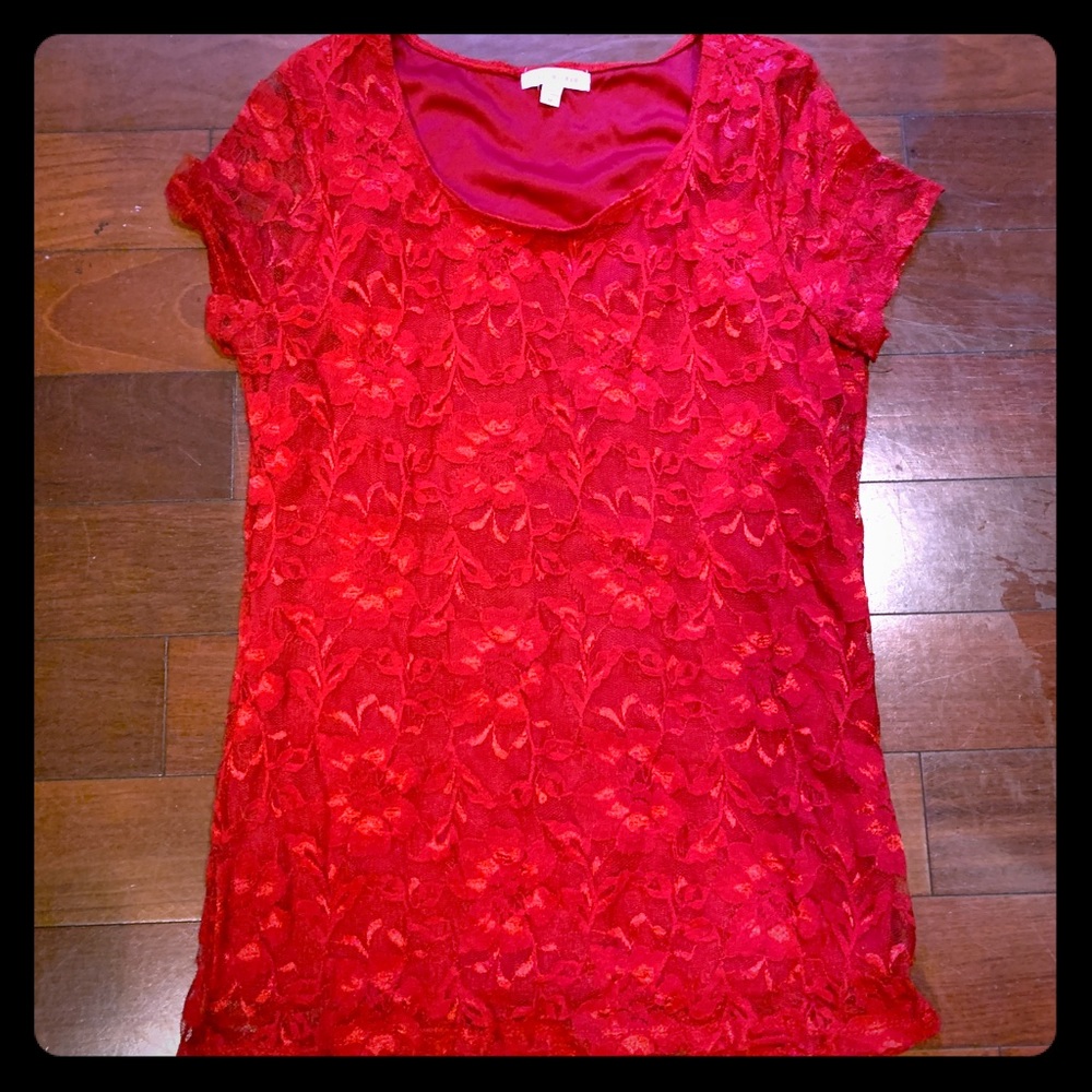Lace blouse in red. In great condition!